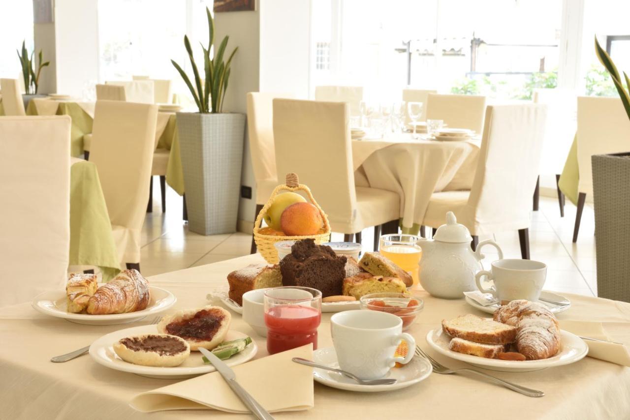 Hotel Ristorante La Marina Mhotelsgroup San Bartolomeo Al Mare Eksteriør billede