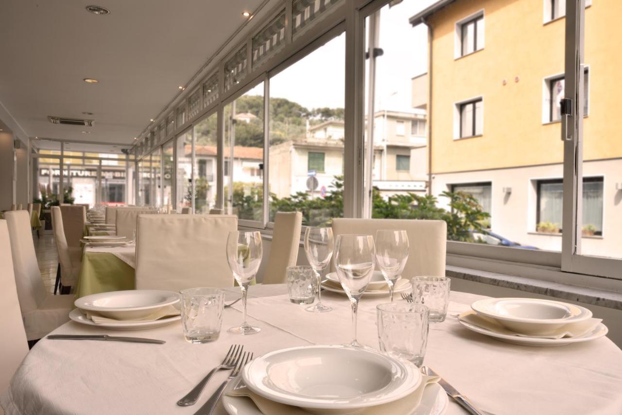 Hotel Ristorante La Marina Mhotelsgroup San Bartolomeo Al Mare Eksteriør billede